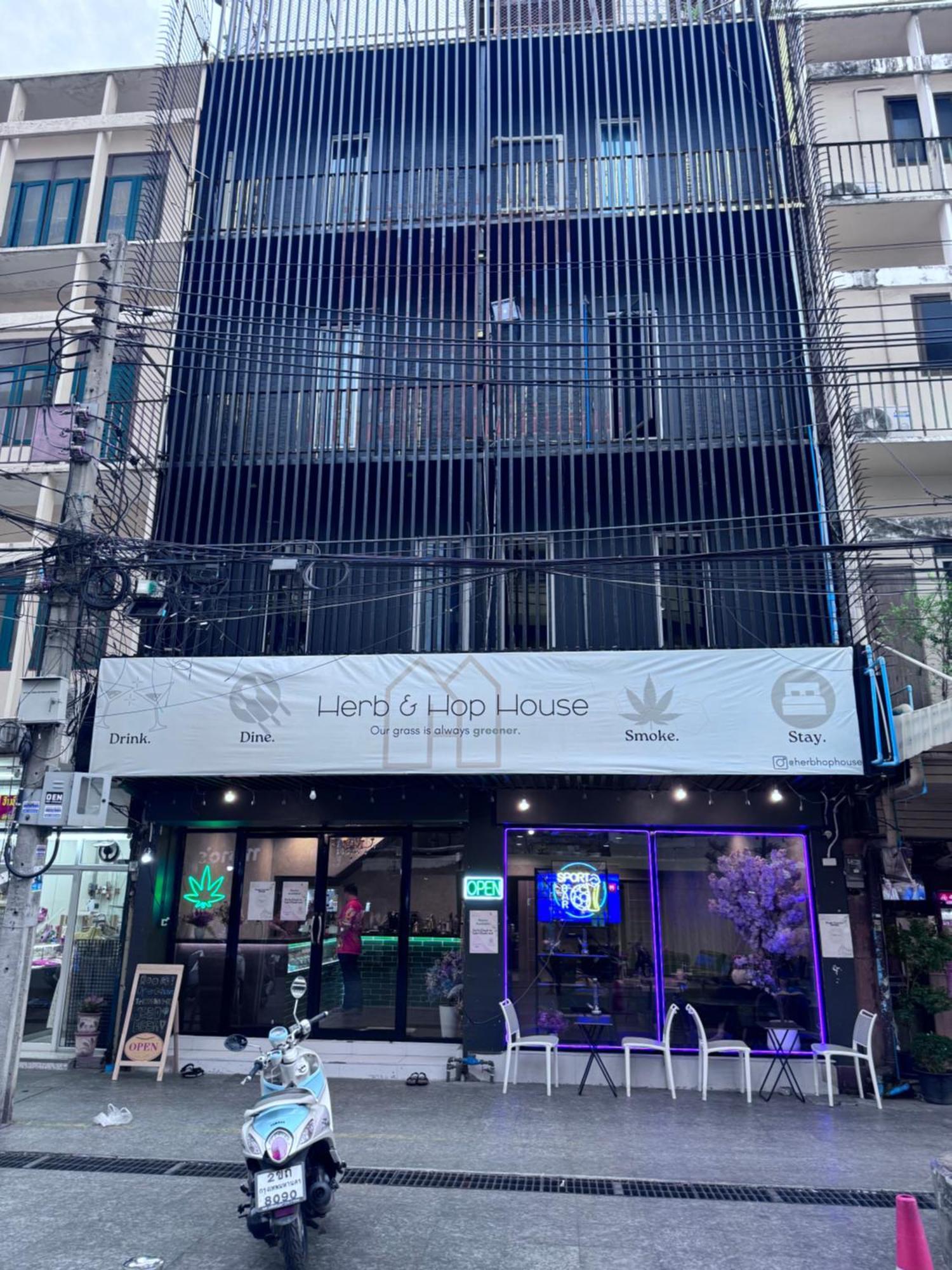 Bud Brew Beyond Dispensary And Hotel Bangkok Eksteriør bilde