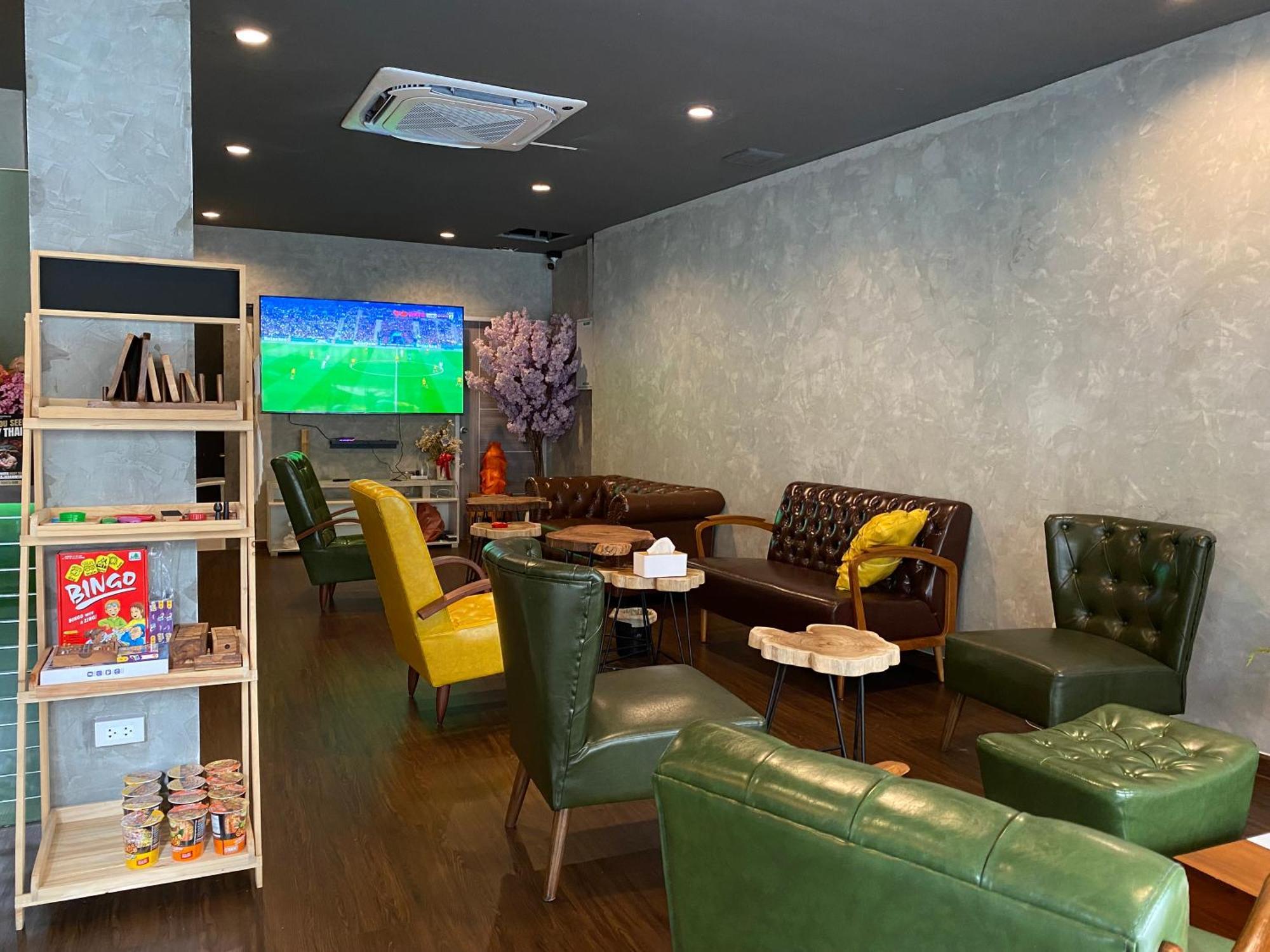 Bud Brew Beyond Dispensary And Hotel Bangkok Eksteriør bilde