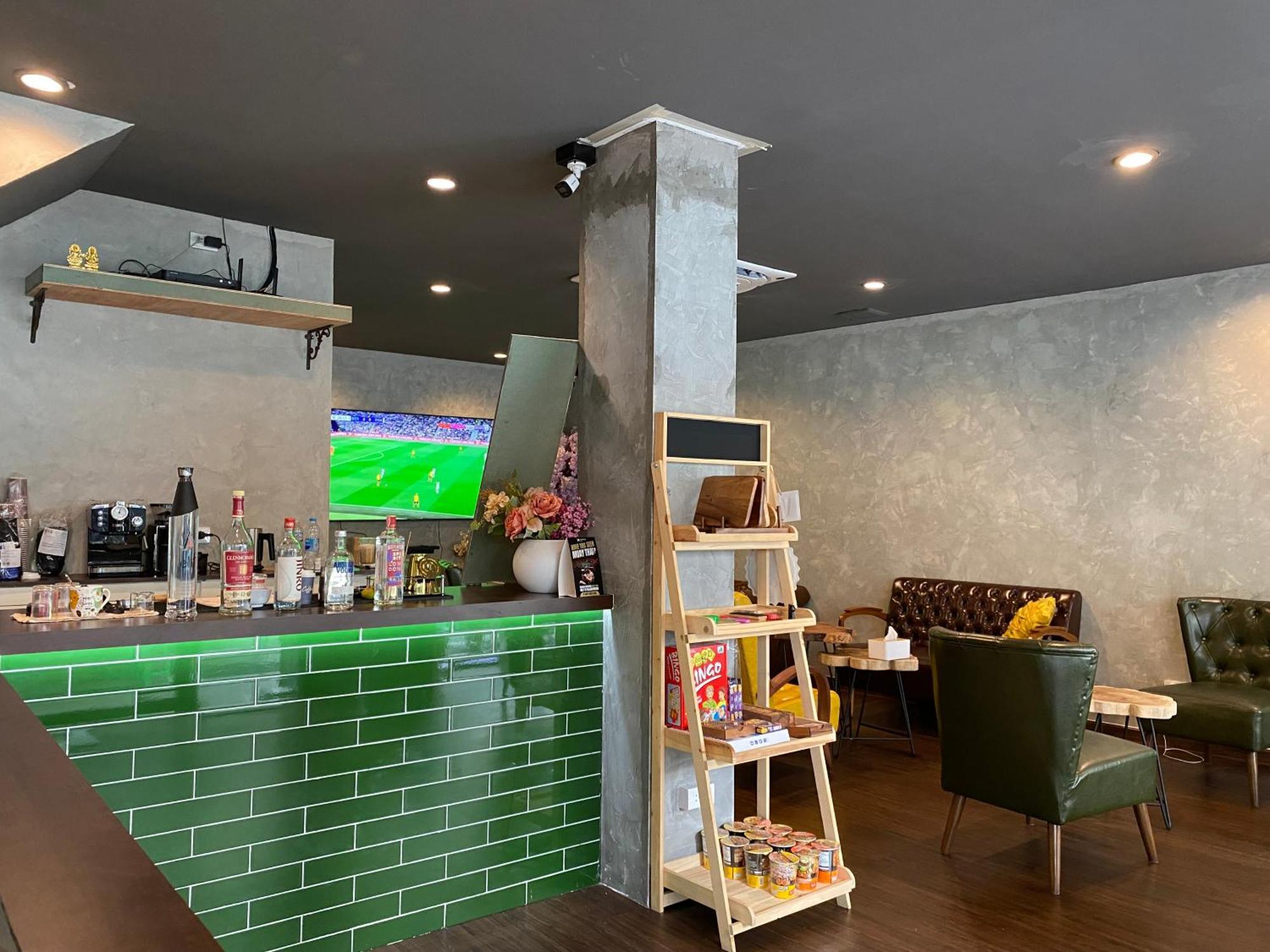 Bud Brew Beyond Dispensary And Hotel Bangkok Eksteriør bilde