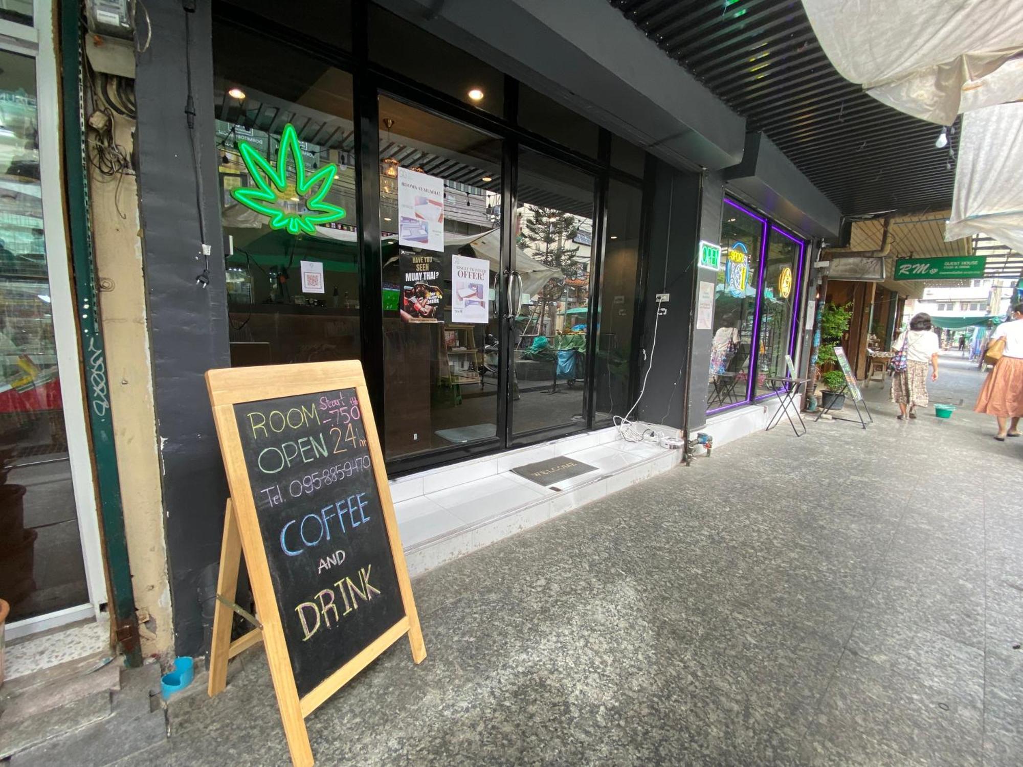 Bud Brew Beyond Dispensary And Hotel Bangkok Eksteriør bilde