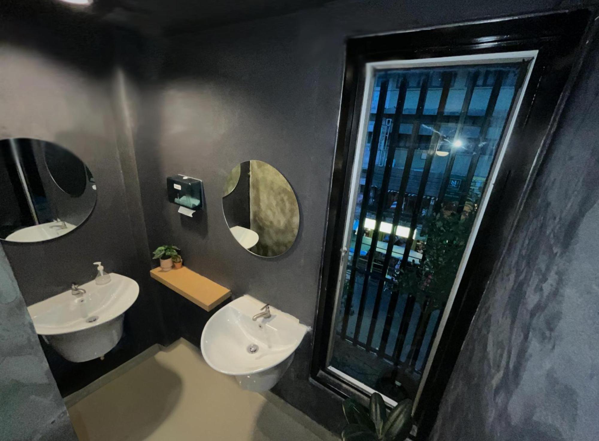 Bud Brew Beyond Dispensary And Hotel Bangkok Eksteriør bilde