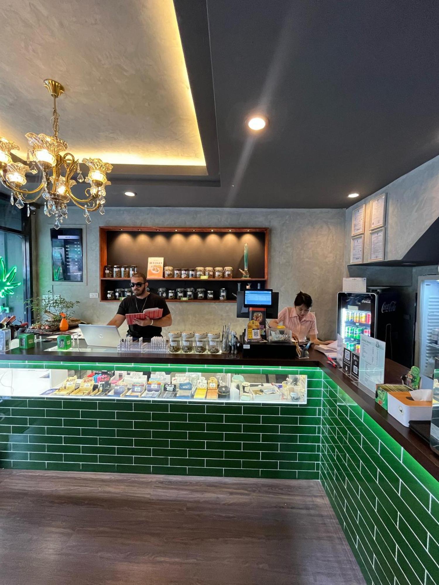 Bud Brew Beyond Dispensary And Hotel Bangkok Eksteriør bilde