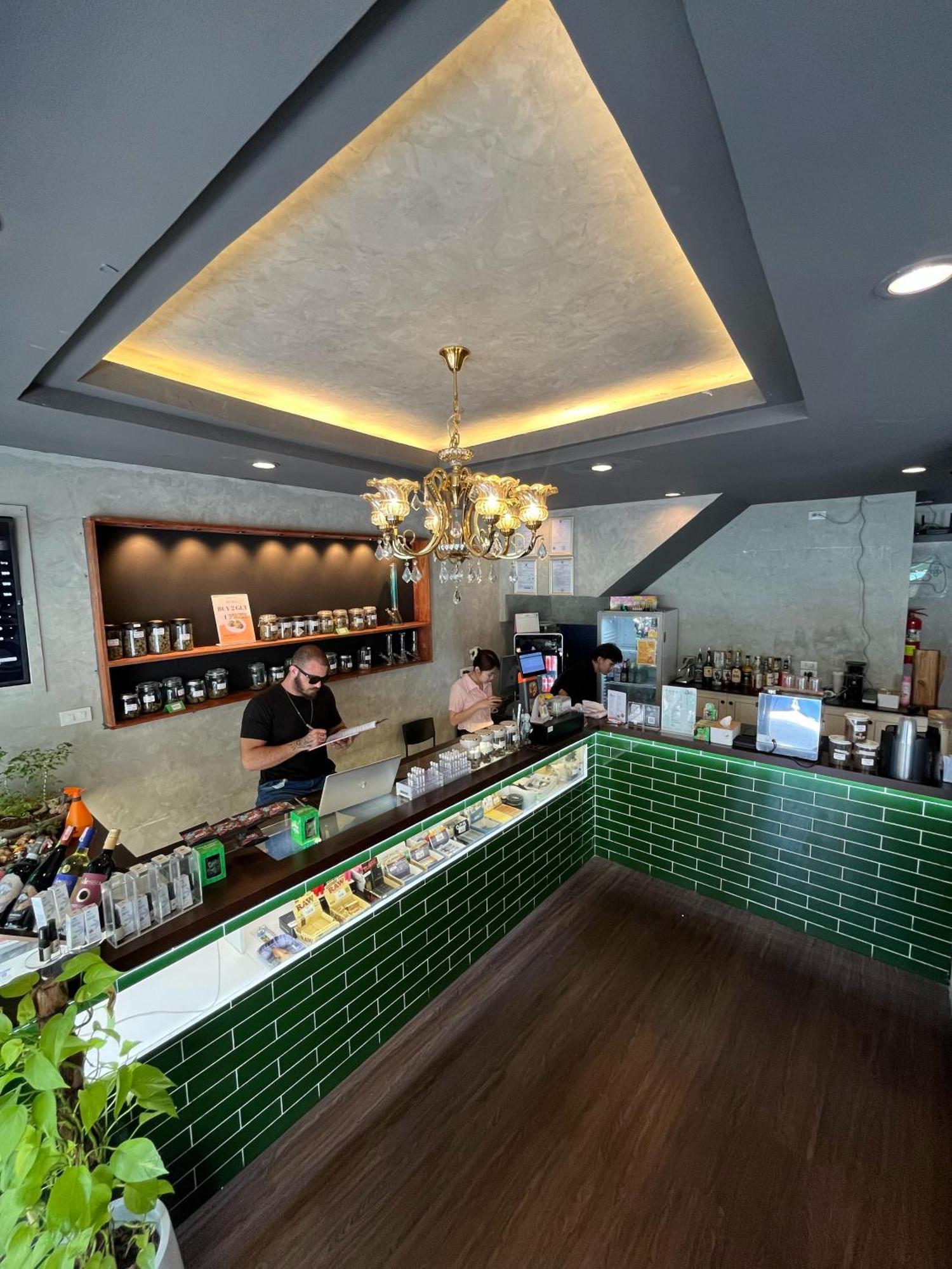 Bud Brew Beyond Dispensary And Hotel Bangkok Eksteriør bilde