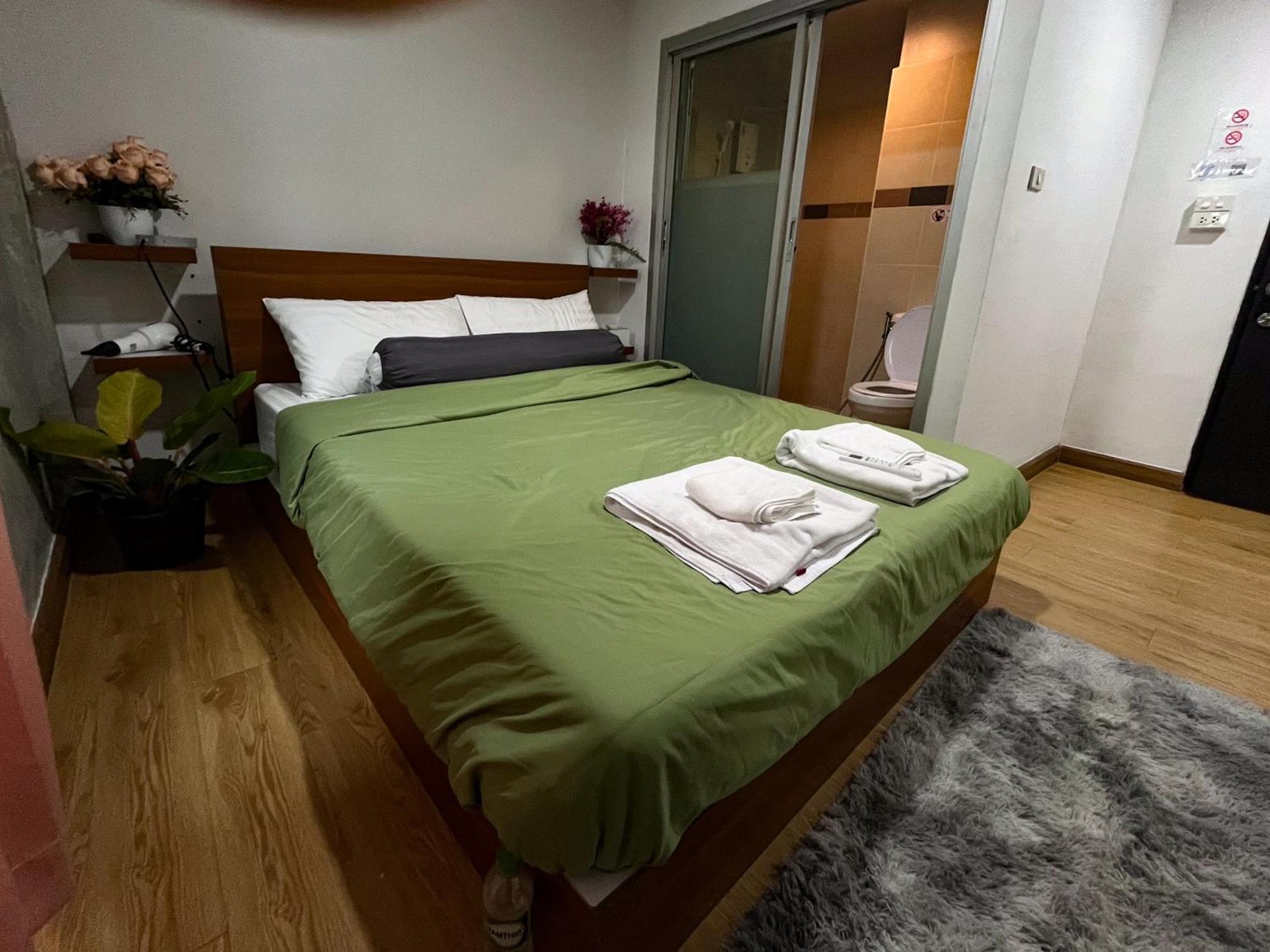 Bud Brew Beyond Dispensary And Hotel Bangkok Eksteriør bilde